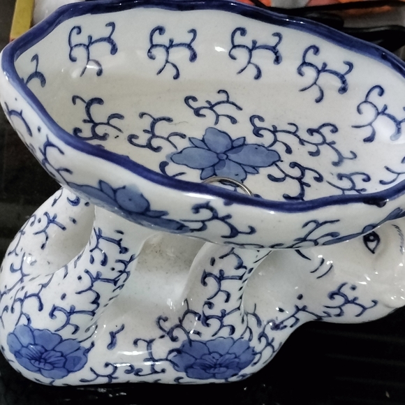 Vintage Chinoiserie Blue and White Monkey Holding a Bowl Decorative Holder - Picture 3 of 3